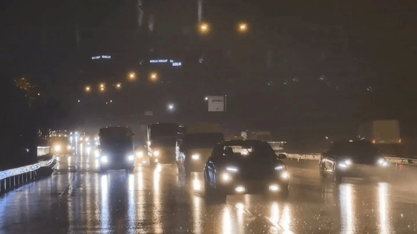 İstanbul'da yine aynı manzara! Sağanak sel oldu, yollar dereye alt geçitler göle döndü - Resim : 16