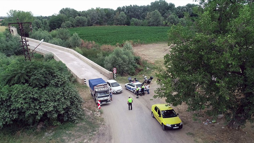 Polisi görünce köprüden geri viteste kaçtılar - Resim : 1