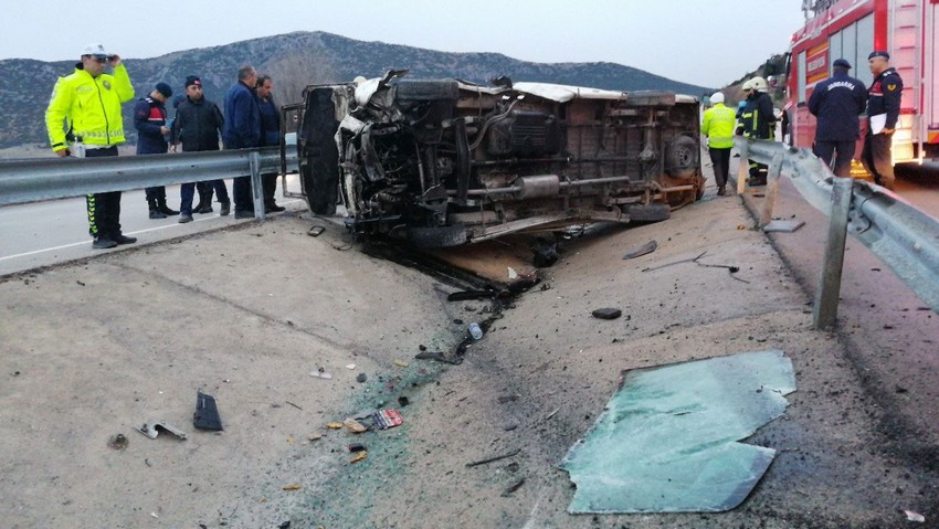 Isparta'da midibüs devrildi! Çok sayıda yaralı var - Resim : 1