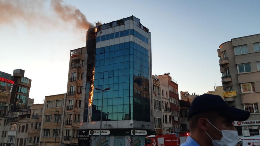 Taksim'de korku dolu anlar! Alev alev yandı - Resim : 1