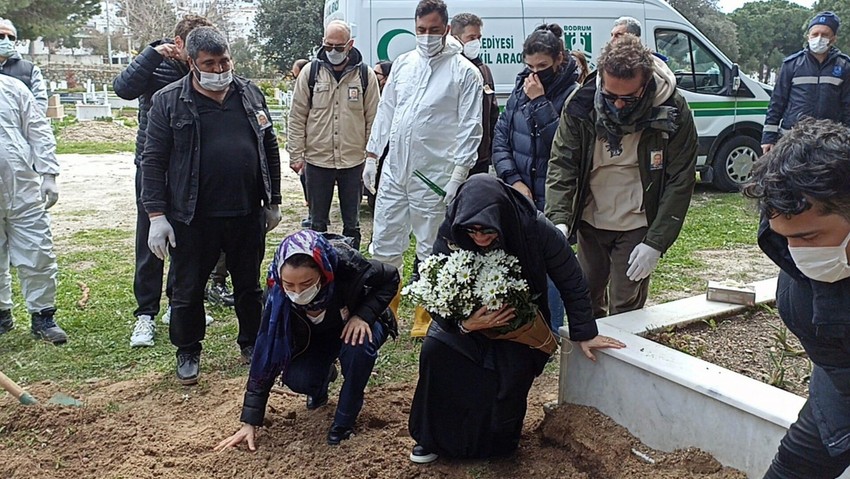 Seray Sever babasını son yolculuğuna uğurladı! Ayakta durmakta güçlük çekti! - Resim : 2