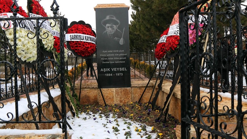 Dostlar hatırladı: Aşık Veysel vefatının 50. yılında mezarı başında anıldı - Resim : 1