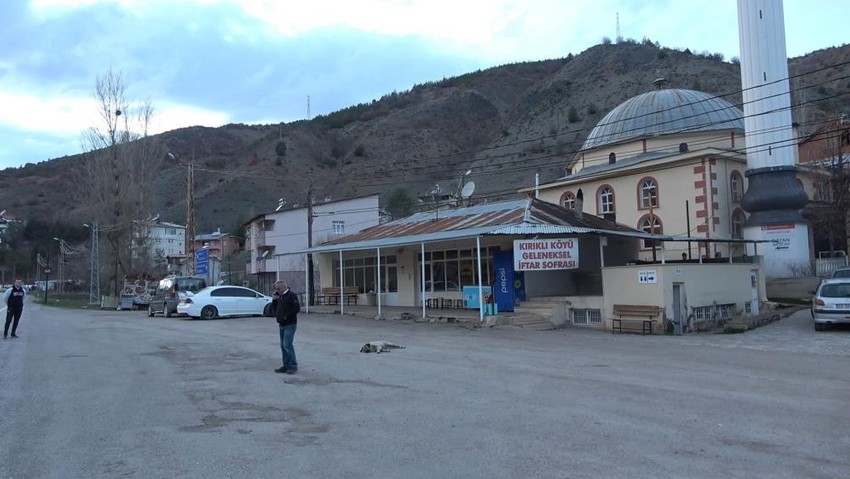 Yoldan geçen araçları tek tek durduruyorlar! 19 yıldır bu gelenek sürüyor! Ücretsiz olarak veriliyor - Resim : 1