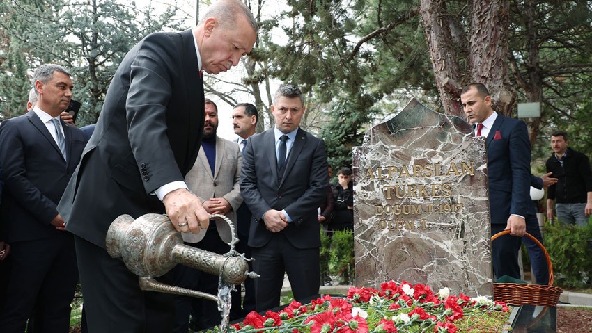 Cumhurbaşkanı Erdoğan'dan Türkeş'in kabrine ziyaret! - Resim : 1