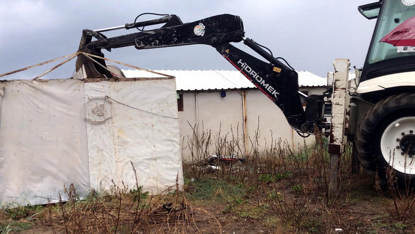 Başından tiner döktü, üzerine tüp bağladı! Kaçak kafe sahibi yıkıma böyle direndi - Resim : 2