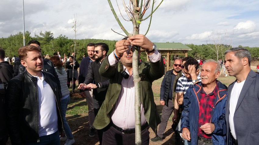 Uşak'ta binlerce öğrenci ve vatandaş bir araya geldi. Tam 11 bin fidanı toprakla buluşturdu - Resim : 2