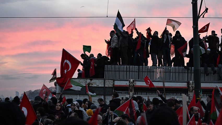 2024’ün ilk gününde İstanbul’da tarihi yürüyüş! Binlerce vatandaş şehitler ve Filistin için bir araya geldi - Resim : 1