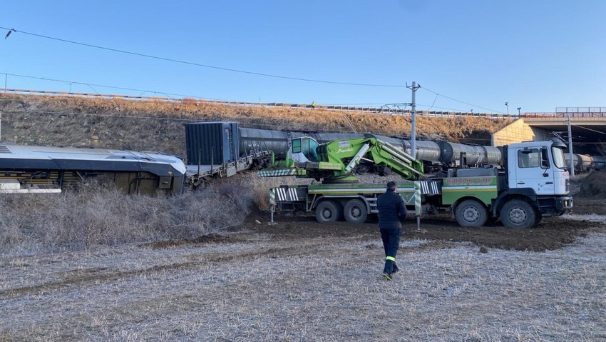 Kırıkkale'de yük treni raydan çıktı: Raylara yıkılan istinat duvarına çarptı - Resim : 1