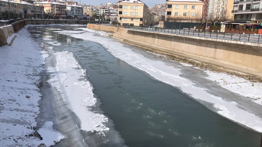 Bayburt'ta Sibirya soğukları etkili oluyor! Baraj gölleri, nehir ve çeşmeler buz kesti - Resim : 1