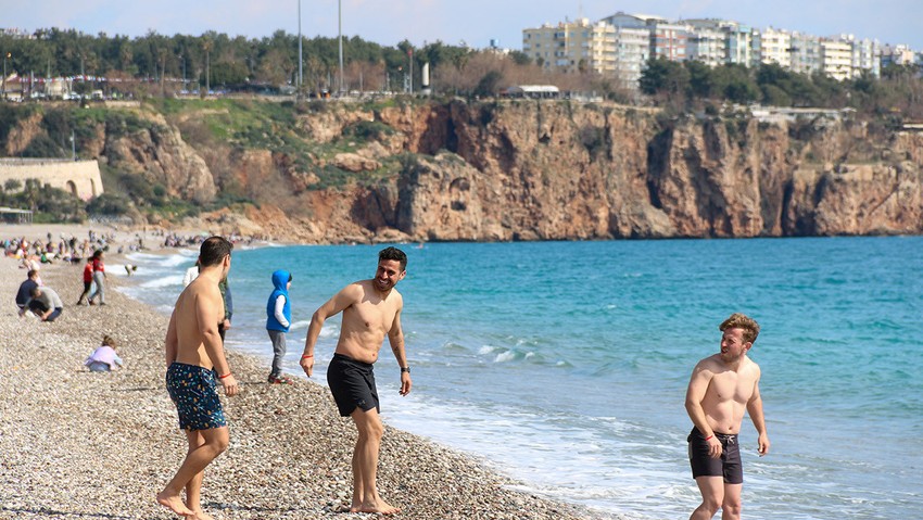 Yaz Antalya'ya erken geldi! Hava sıcaklığı 20 dereceyi görür görmez vatandaşlar kendilerini denize attı - Resim : 1