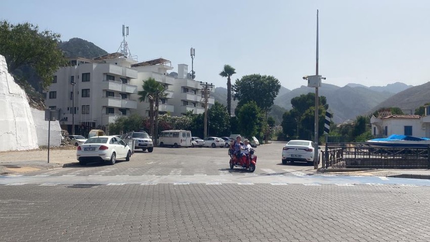 Marmaris'te termometreler sınırları zorladı! Sıcaklık 46 dereceye ulaştı: vatandaş denize akın etti - Resim : 2