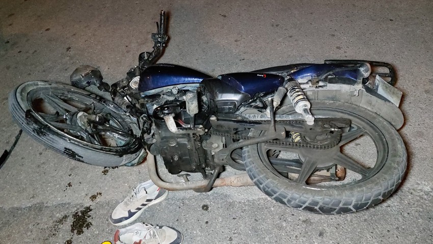 Motosiklet ile otomobil çarpıştı: 1'i ağır 2 yaralı! - Resim : 1