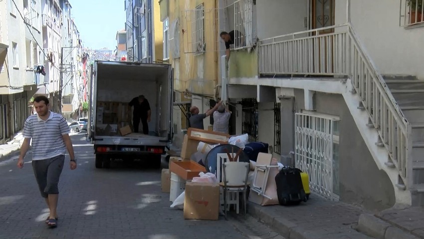 Bahçelievler'de 7 katlı binada çökme! Vatandaşlar Tahliye edilmişti! Zarar gören binalardaki eşyalar çıkarılıyor! - Resim : 1