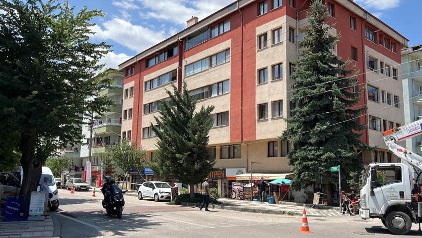 Bolu’da feci kaza! 72 yaşındaki Hasan Doğru 5'inci katın balkonundan düştü! Düşerken elektrik tellerine çarpan yaşlı adamın durumu ağır! - Resim : 1