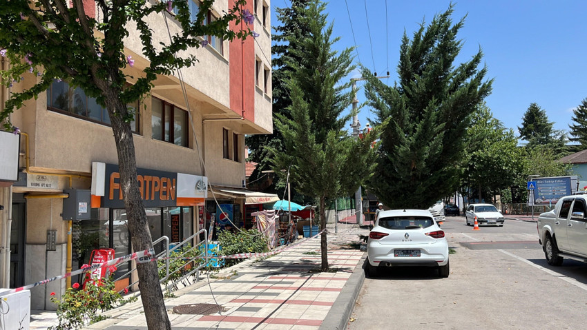 Bolu’da feci kaza! 72 yaşındaki Hasan Doğru 5'inci katın balkonundan düştü! Düşerken elektrik tellerine çarpan yaşlı adamın durumu ağır! - Resim : 3