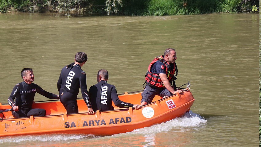 Arkadaşlarıyla gittiği Sakarya Nehri sonu oldu!  Serinlemek isteyen 10 yaşındaki çocuğun cansız bedeni bulundu! - Resim : 3