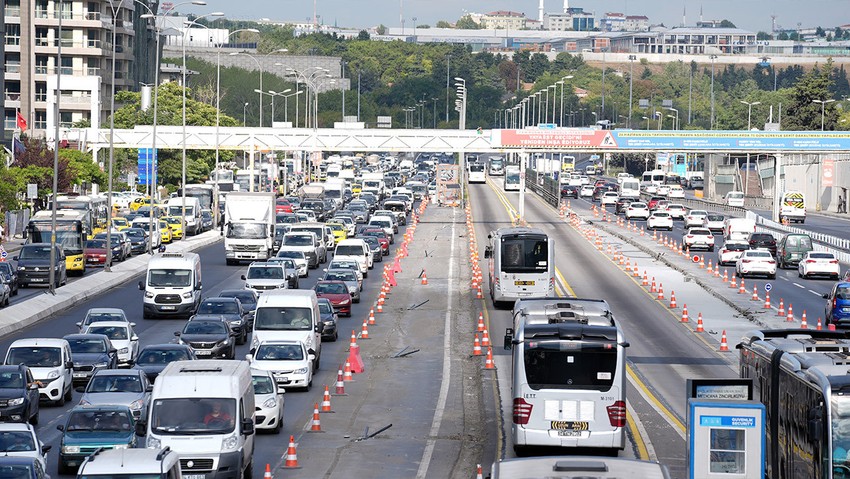 İstanbullular dikkat! İki ayrı noktada yol çalışması! O yolda trafik felç oldu - Resim : 1