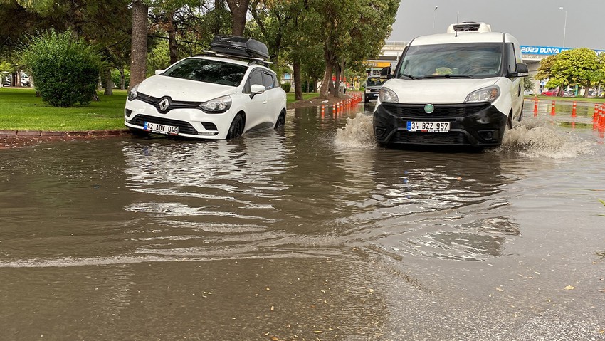 Konya'da sağanak yağmur aniden bastırdı - Resim : 1