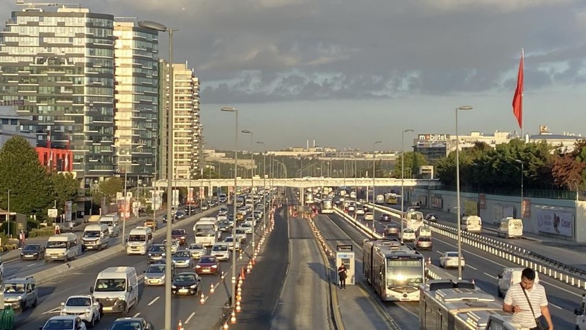 Öğrenciler yollara düştü: Okulun ilk günü trafik felç oldu! - Resim : 3