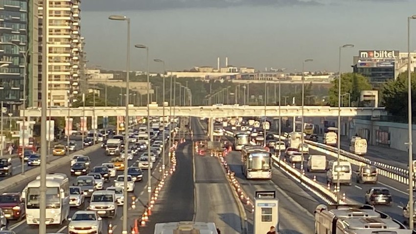 Öğrenciler yollara düştü: Okulun ilk günü trafik felç oldu! - Resim : 2