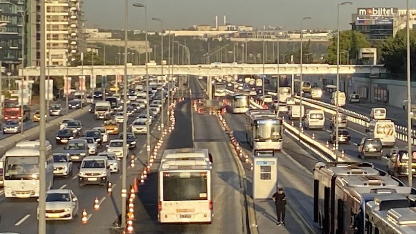 Öğrenciler yollara düştü: Okulun ilk günü trafik felç oldu! - Resim : 1