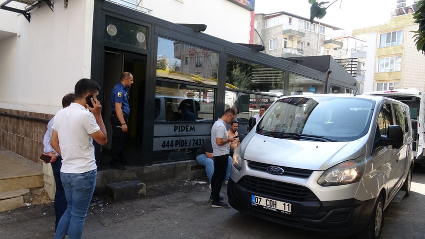 Mutfağa girenler şok geçirdi! Aşçı kanlar içerisinde yerde yatıyordu - Resim : 1