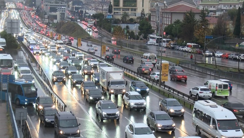 İstanbullunun trafik çilesi bitmiyor! Bu sabah yoğunluk yüzde 78'e ulaştı - Resim : 1