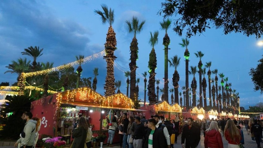 Bu yıl ilki gerçekleşiyor! İzmir'de yeni yıl festivali rengarenk görüntülerle başladı - Resim : 1