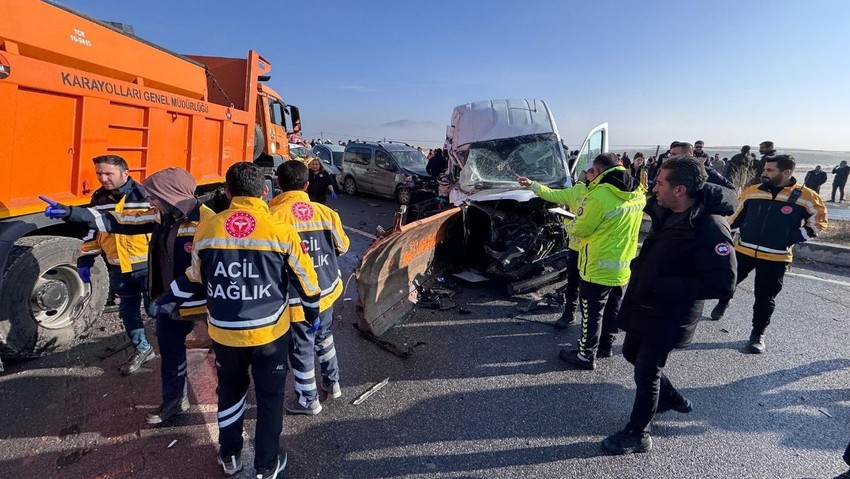 Van'da zincirleme trafik kazası! Çok sayıda yaralı var! - Resim : 4