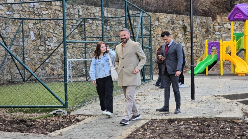 Parktaki masalara resim çizen genç ressama Belediye Başkanı'ndan ilginç ceza! - Resim : 1