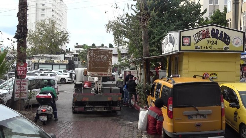 Antalya'da trafo patladı; 2 çalışan yaralandı: O anlar kameraya yansıdı! - Resim : 1