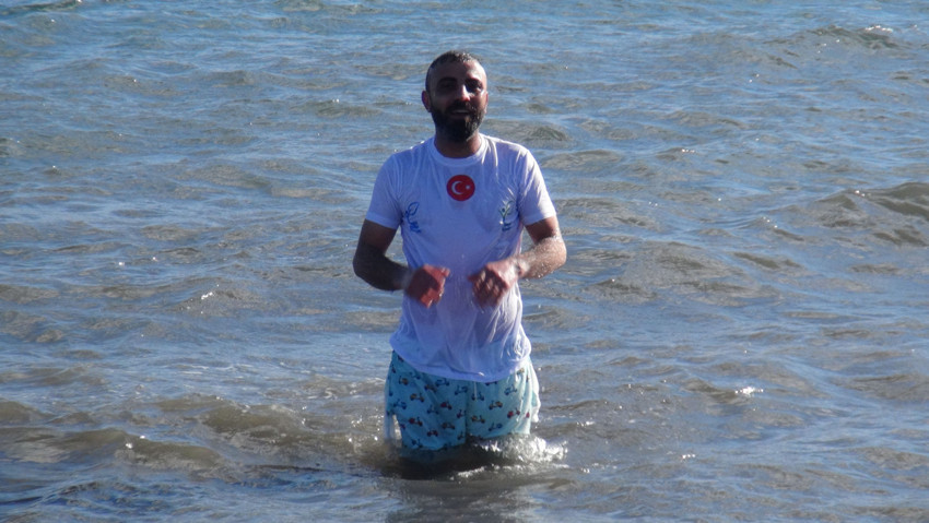 Dondurucu soğuğa aldırmadan Van Gölü'ne daldılar! Tek bir amaçları vardı - Resim : 1