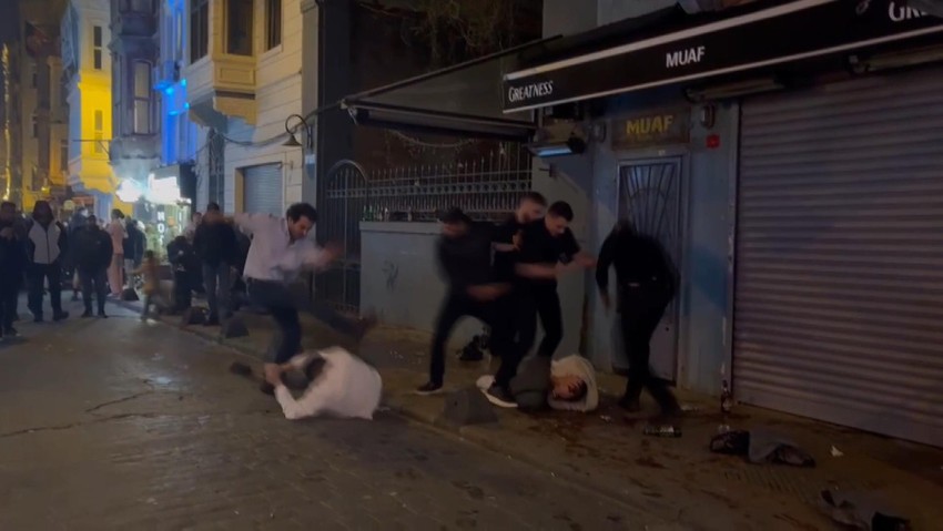 Taksim'de eğlence mekanı çıkışı tekme ve yumruklu kavga! - Resim : 1