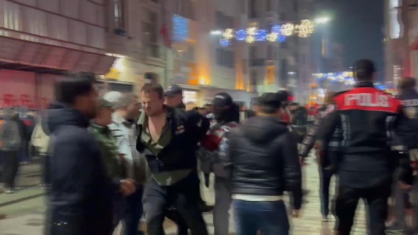 Taksim'de eğlence mekanı çıkışı tekme ve yumruklu kavga! - Resim : 3