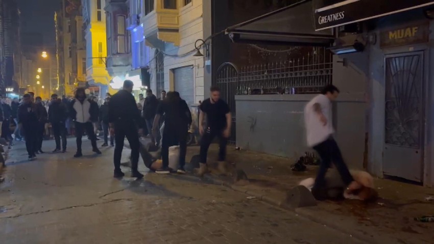 Taksim'de eğlence mekanı çıkışı tekme ve yumruklu kavga! - Resim : 2