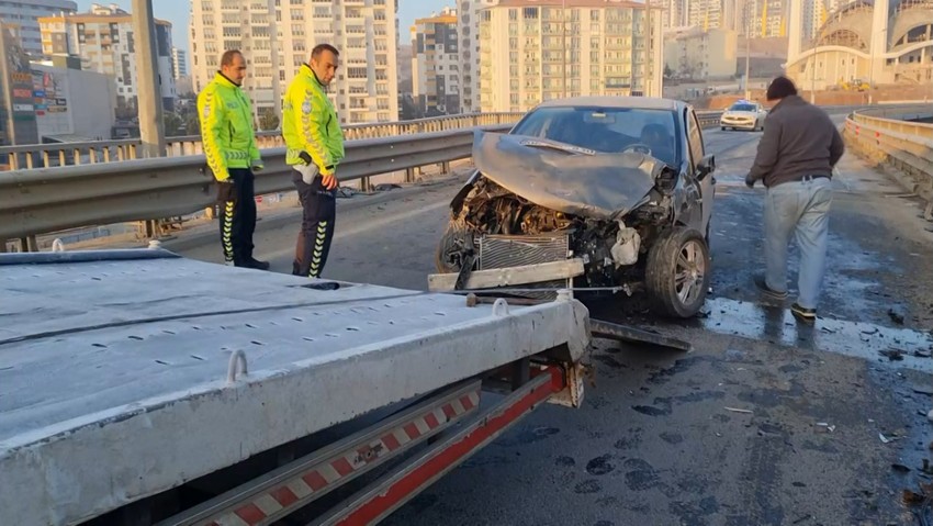 Kırıkkale'de buzlanma nedeniyle iki otomobil ve bir minibüs çarpıştı: 6 kişi yaralandı! - Resim : 1