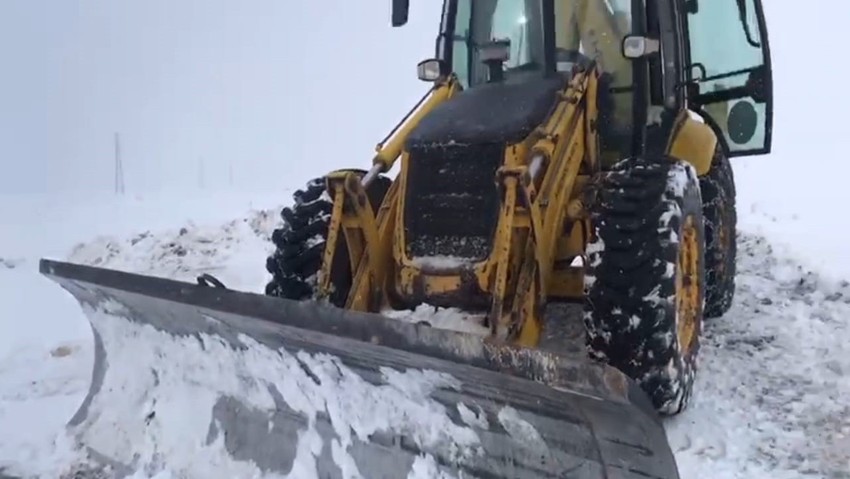 Bitlis'te 28 köy yolu ulaşıma kapanmıştı. Yetkililer, yolları ulaşıma açmak için acil çalışma başlattı - Resim : 2