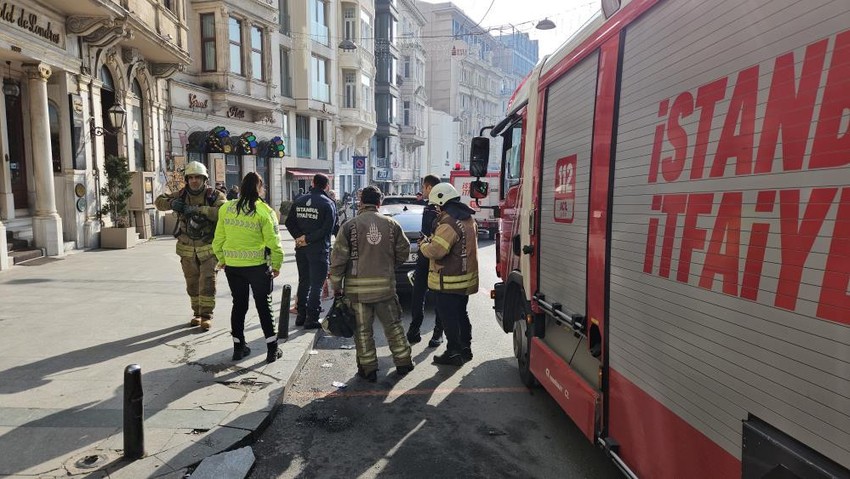 Beyoğlu'nda 5 katlı otelde çıkan yangın korkuttu: Turistler panikle dışarı çıktı! - Resim : 1