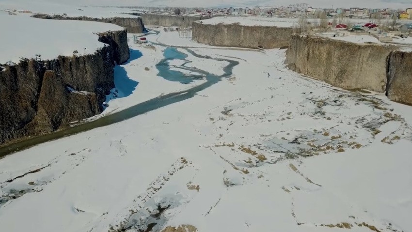 Ağrı'da etkili olduktan sonra kilometrelerce uzunluktaki kanyon havadan görüntülendi. Her mevsim ayrı güzel - Resim : 1