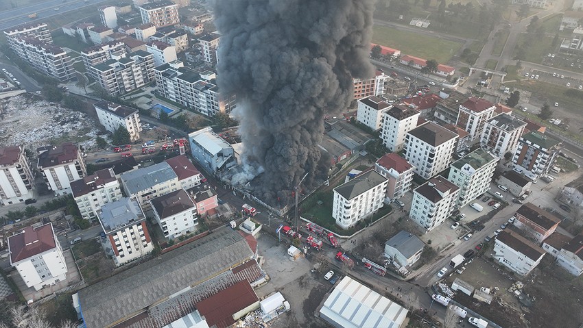 İstanbul'da korkutan fabrika yangını: Dumanlar gökyüzünü kapladı - Resim : 3