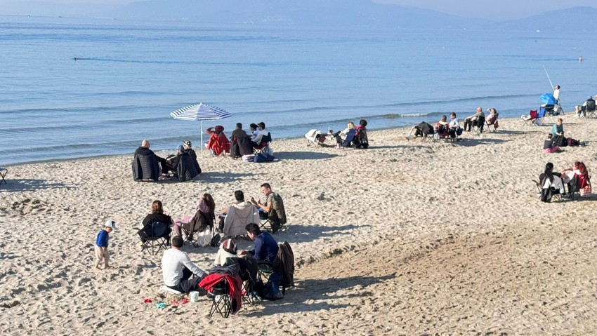 Aydın'da kış ortasında yazdan kalma hava yaşandı. Vatandaşlar sahile akın etti - Resim : 2