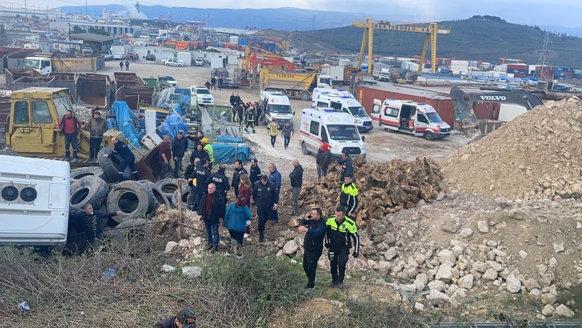 Bursa'da feci kaza! İşçileri taşıyan otobüse tır çarptı: Çok sayıda yaralı - Resim : 1