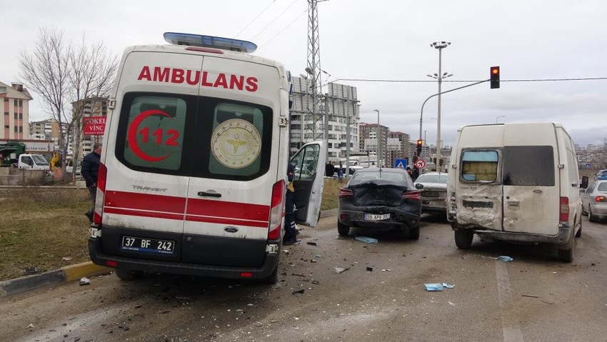  Kastamonu'da 7 araç birbirine girdi: Ortalık savaş alanına döndü! - Resim : 2