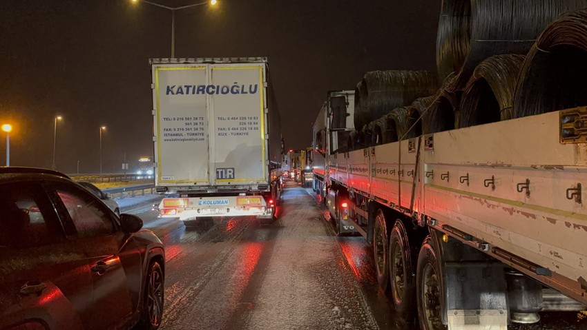 Bolu Dağı'nda zincirleme kaza! 10 araç birbirine girdi: Kilometrelerce araç kuyruğu oluştu - Resim : 4