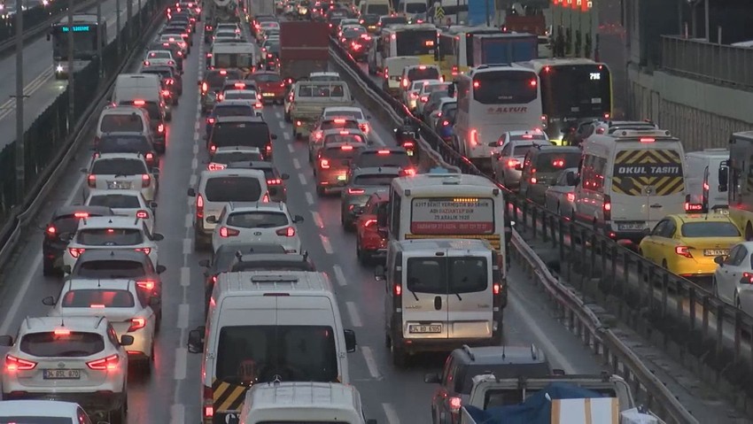 İstanbul'da kar trafiği: Yoğunluk yüzde 80'e ulaştı - Resim : 1