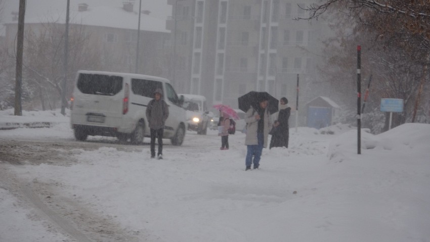 Bitlis'te akşam saatlerinde başladı, tüm kenti etkisi altına aldı. 111 köy yolu ulaşıma kapandı - Resim : 1