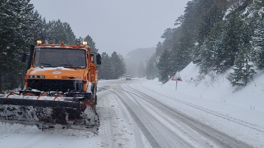 Kar kalınlığı 40 santimetreye ulaştı! Yol ağır vasıtalara kapatıldı - Resim : 2