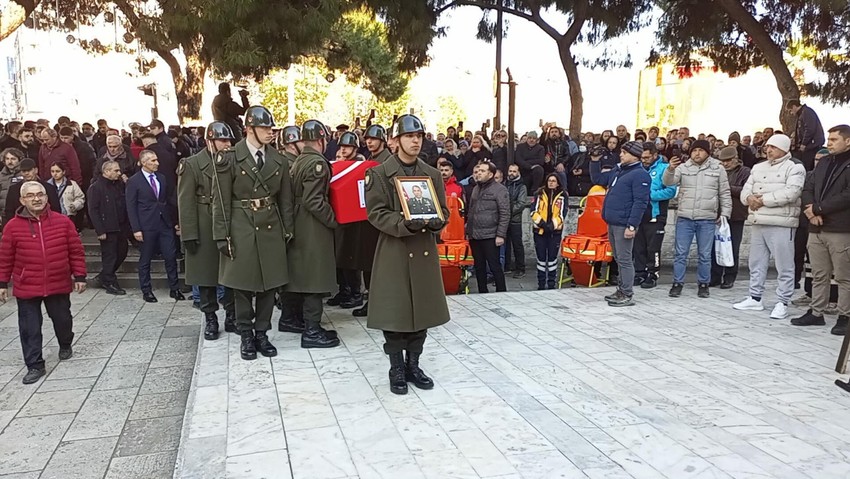 Şehit Binbaşı Yetişen'e son veda: Kızının doğum gününde toprağa verildi - Resim : 1