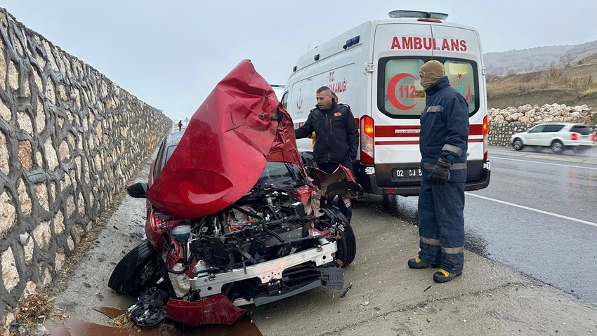 Adıyaman'da feci kaza: Otomobil ve traktör çarpıştı, çok sayıda yaralı var - Resim : 1