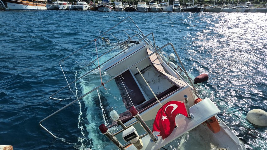 Bodrum'da etkili olan fırtınada 15 metrelik tekne battı! - Resim : 1